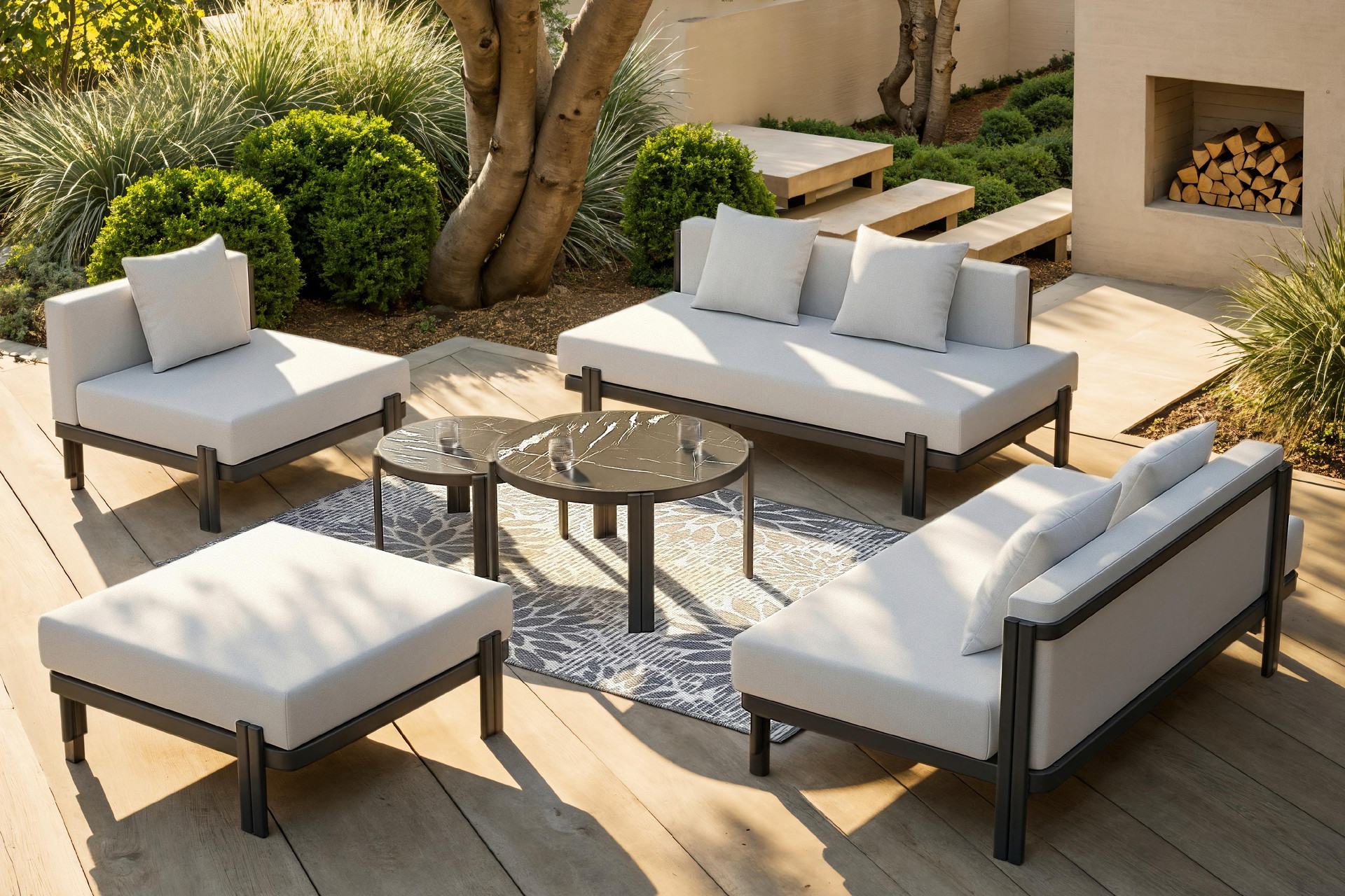 Hellgraue Loungegarnitur mit schwarzem Gestell, runde Beistelltische in der Mitte