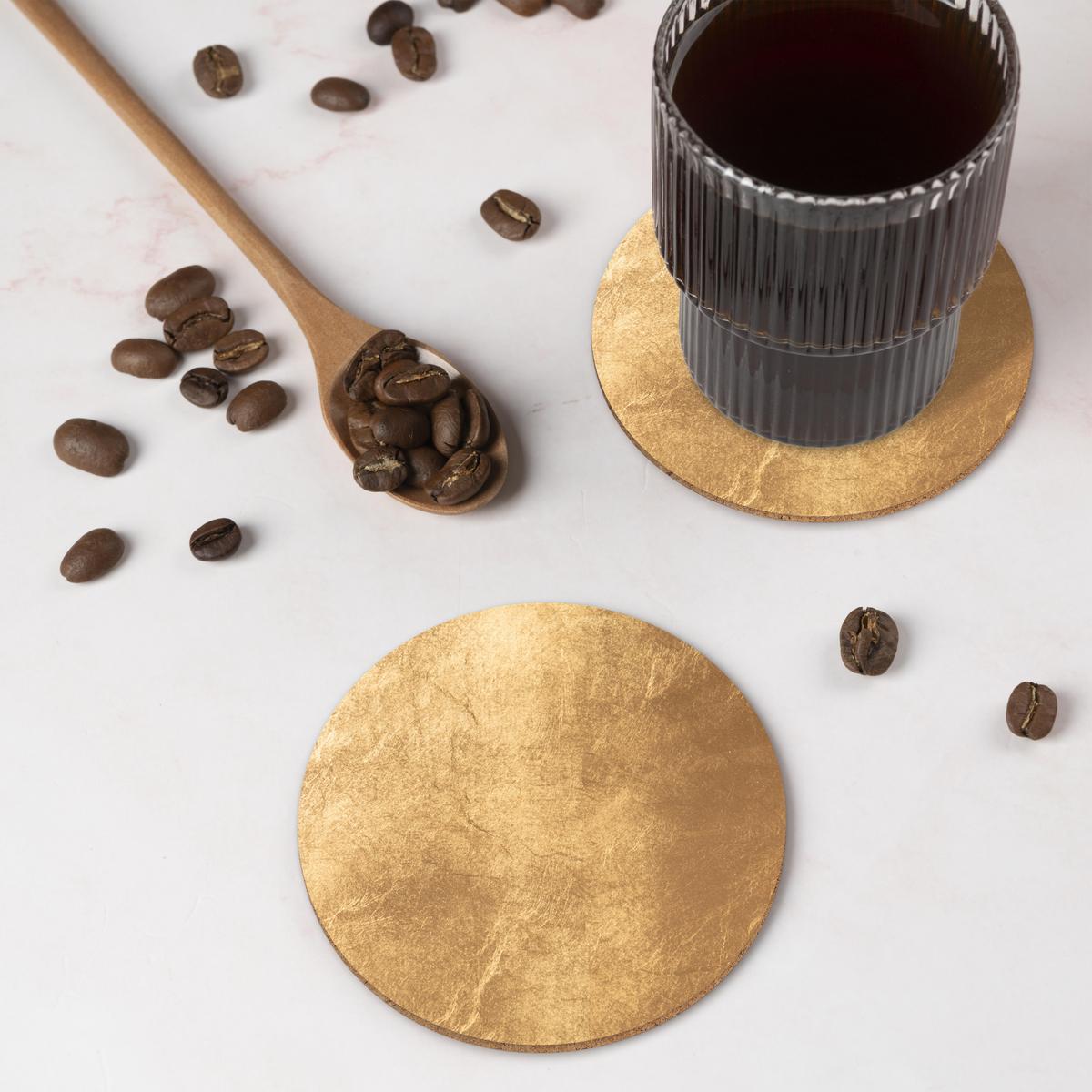 GLASUNTERSETZER Licht fällt auf eine goldene Wand Getränkeuntersetzer 10x10 cm - Goldfarben, Naturmaterialien (10/0.2cm) - MuchoWow