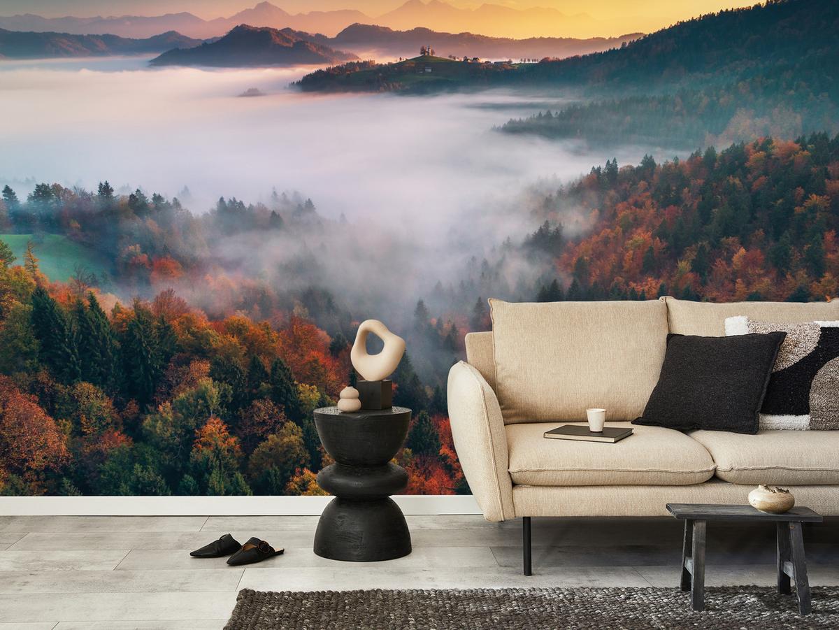 FOTOTAPETE für Wohnzimmer Nebelwald Sonnenuntergang Berge Bäume 400x280 - Beige/Rot, Papier (400/280cm) - Muralo