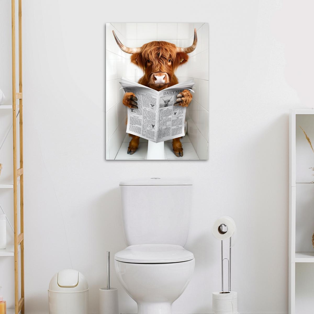 LEINWANDBILD Schottischer Highlander - Tier - Zeitung - Toilette Wandbild Wohnzimmer 50x70 cm - Kastanienfarben, Textil (50/70cm) - MuchoWow