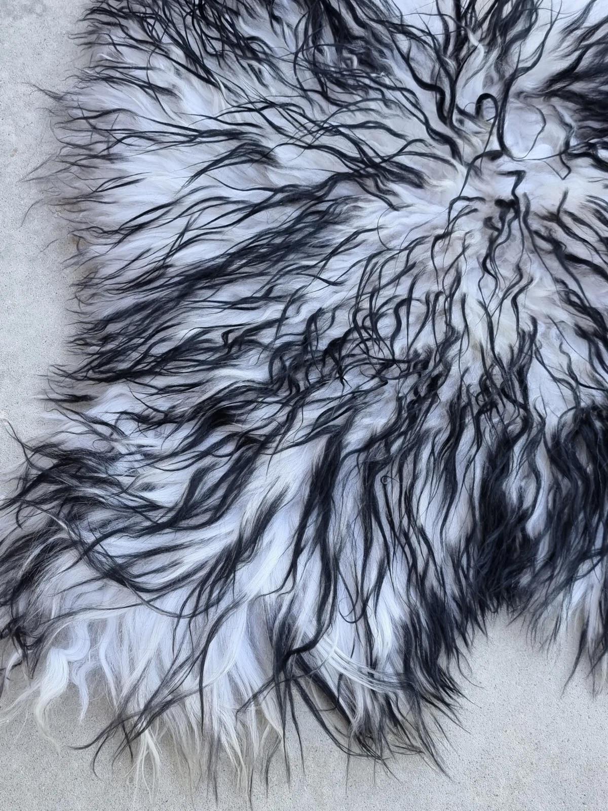 LAMMFELL Island Langhaar natur lockig weich Premium Schwarz geflammt ca. 115 cm - Schwarz Hochglanz, Fell (65/115cm) - Provellus