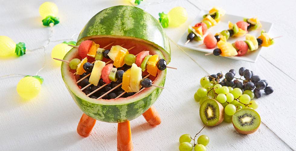 Melonen-Grill mit Fruchtspieße zum selber basteln bei mömax.