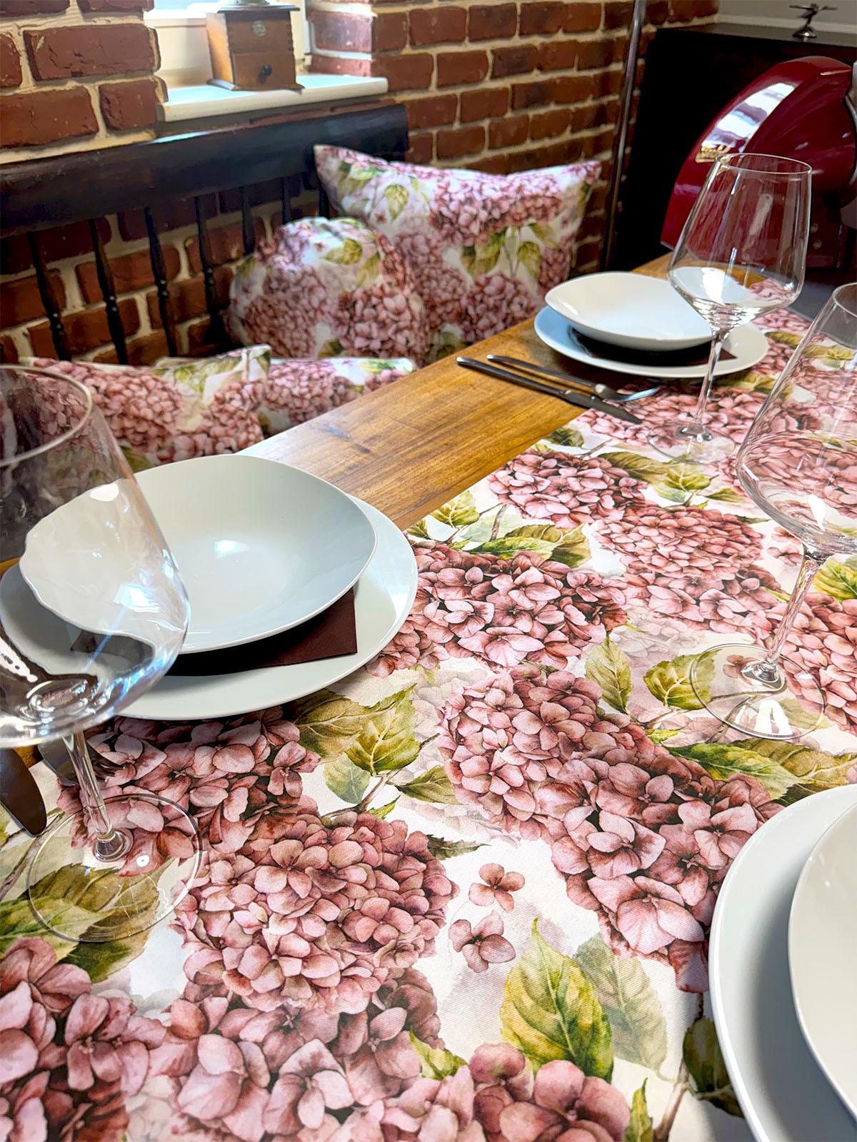 TISCHDECKE Landlust-Hortensie burgundy-rose 110/110 cm - Hellrosa/Dunkelrosa, Textil (110/110cm) - beties Heimtextil
