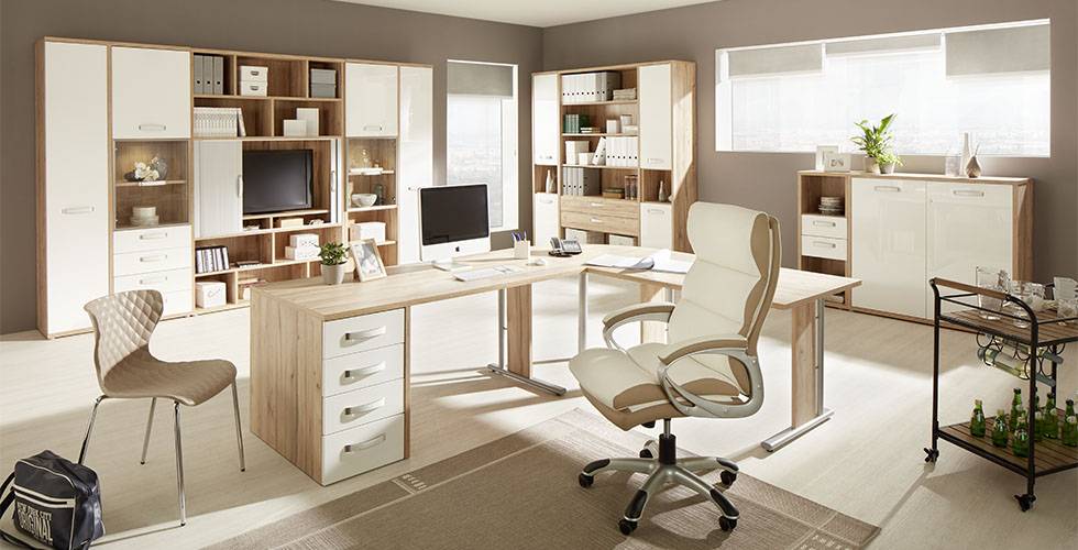 In Weiß und Mittelbraun gehaltenes Arbeitszimmer „Ducato“ mit extra viel Stauraum von mömax.