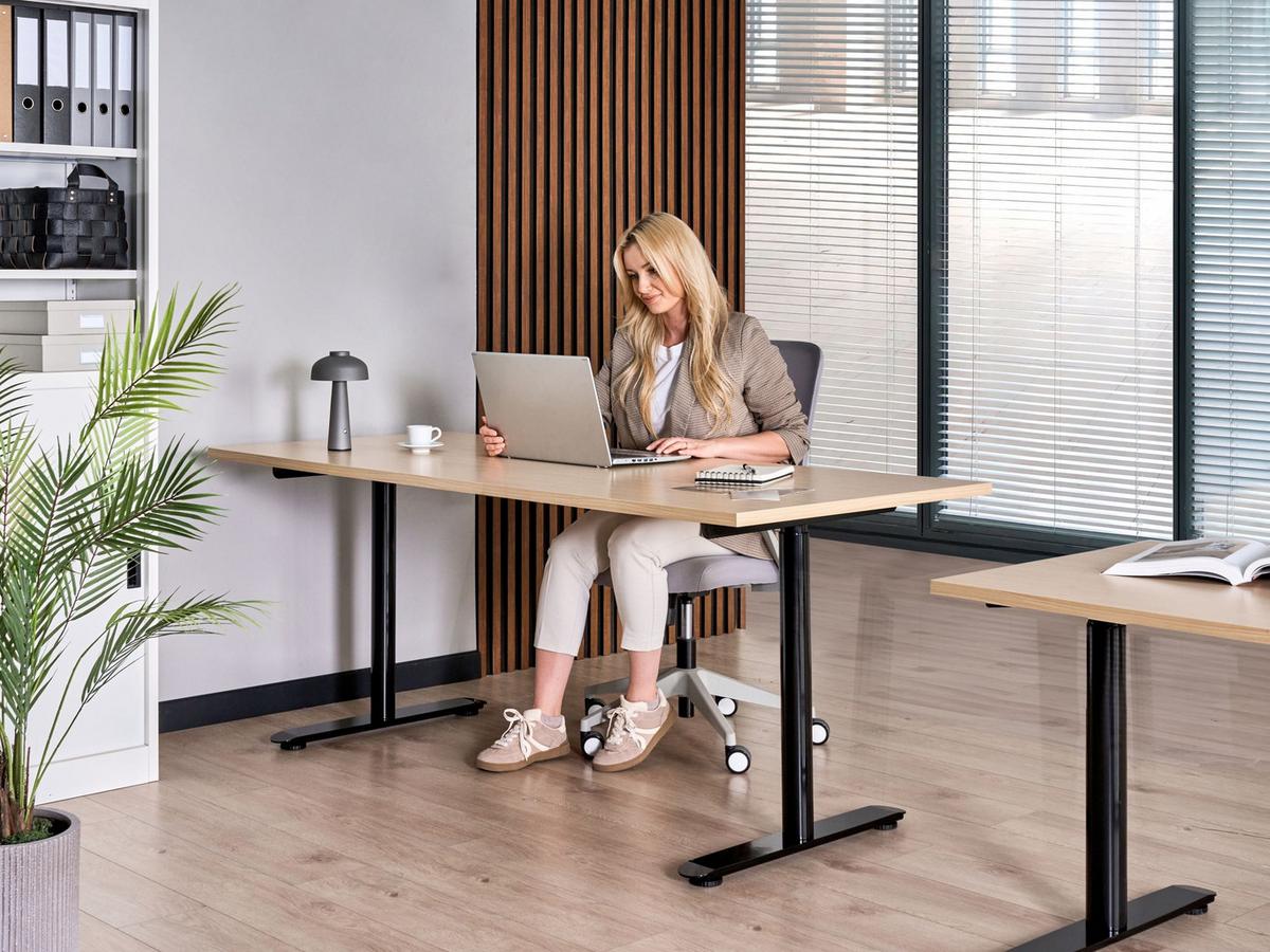 SCHREIBTISCH elektrisch höhenverstellbar 180/72 cm Schwarz/Hellbraun Destinas - Hellbraun/Schwarz, Holzwerkstoff/Metall (72/180/67cm) - Beliani