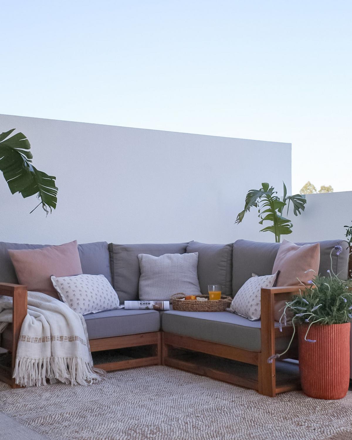 GARTENSOFA 2-sitzer Zertifiziertes Akazienholz hellbraun Auflagen taupe Timor - Hellbraun/Beige, Holz (167/72/167cm) - Beliani
