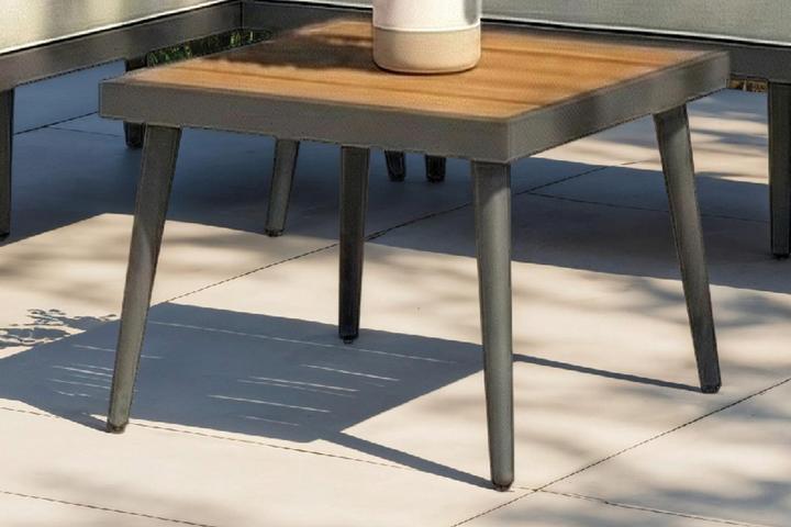 Loungetisch quadratisch Tischplatte Echtholz Akazie vollmassiv geölt Lamellenoptik Gestell Gusseisen pulverbeschichtet Grau