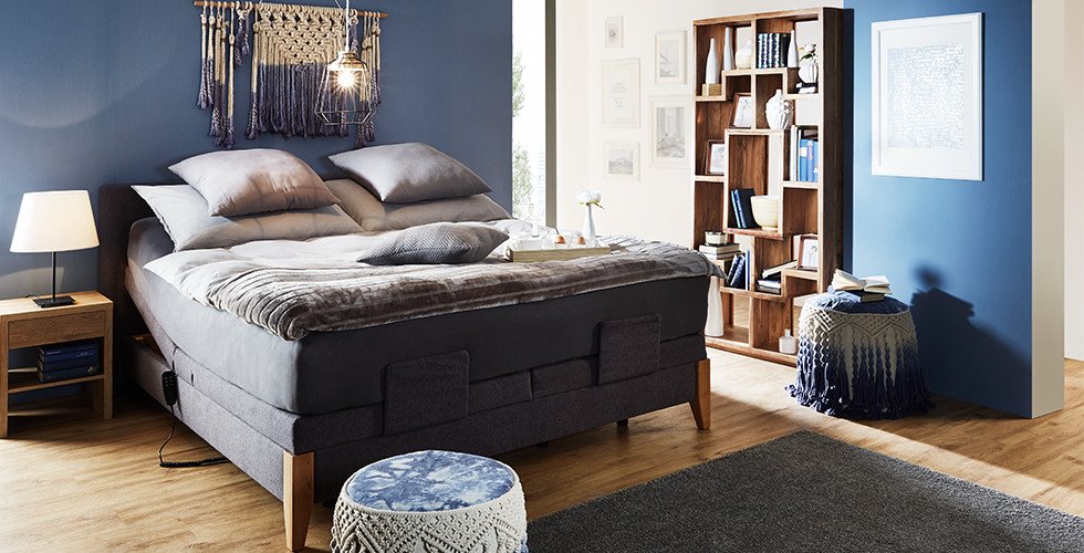 Schlafzimmer-Boxspringbett-grau-motorgesteuerter-Lattenrost-Topper-moemax