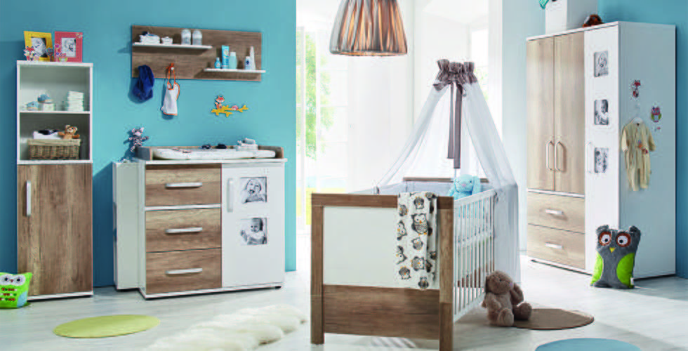 Babyzimmerset in Weiß und Holz-Optik, mit Schränken, Wickelkommode und Gitterbett von mömax.