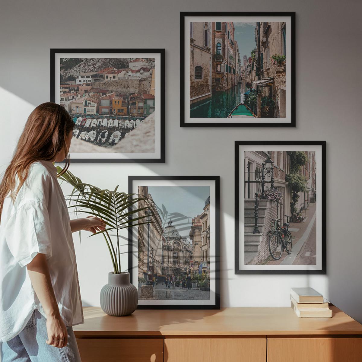 BILDER SET 4er Set - 50x50 cm & 40x60 cm Schwarzer Rahmen - Die charmanten Straßen der Hafenstädte - Schwarz, Kunststoff (50/50cm) - TULUP