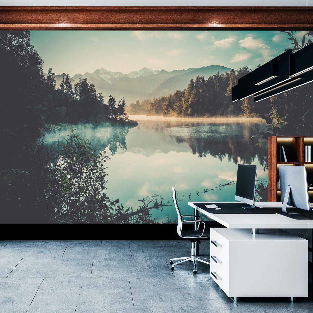 FOTOTAPETE für Esszimmer Bergsee Wald Bäume Nebel 300x210 - Türkis/Gelb, Papier (300/210cm) - Muralo