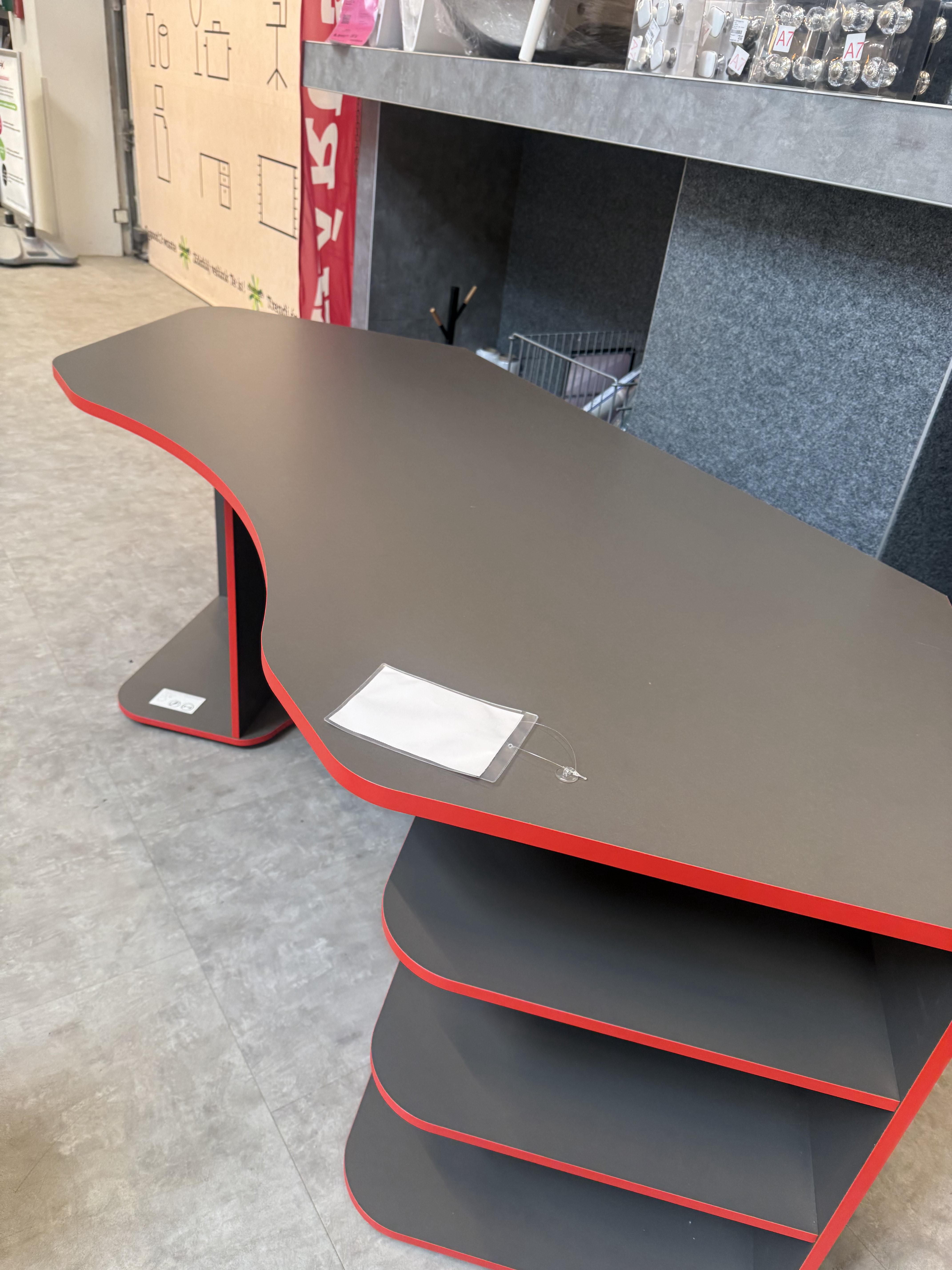 CSEPEL OUTLET GAMER ASZTAL STEFAN