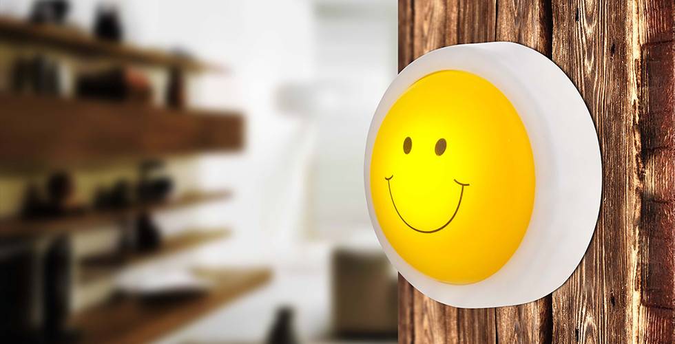 LED-Leuchte aus Holz von mömax