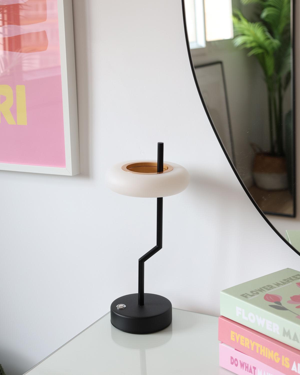 LED-TISCHLEUCHTE Schwarz/Weiß/Heller Holzfarbton Alviela - Hellbraun/Schwarz, Metall (16/16/36cm) - Beliani