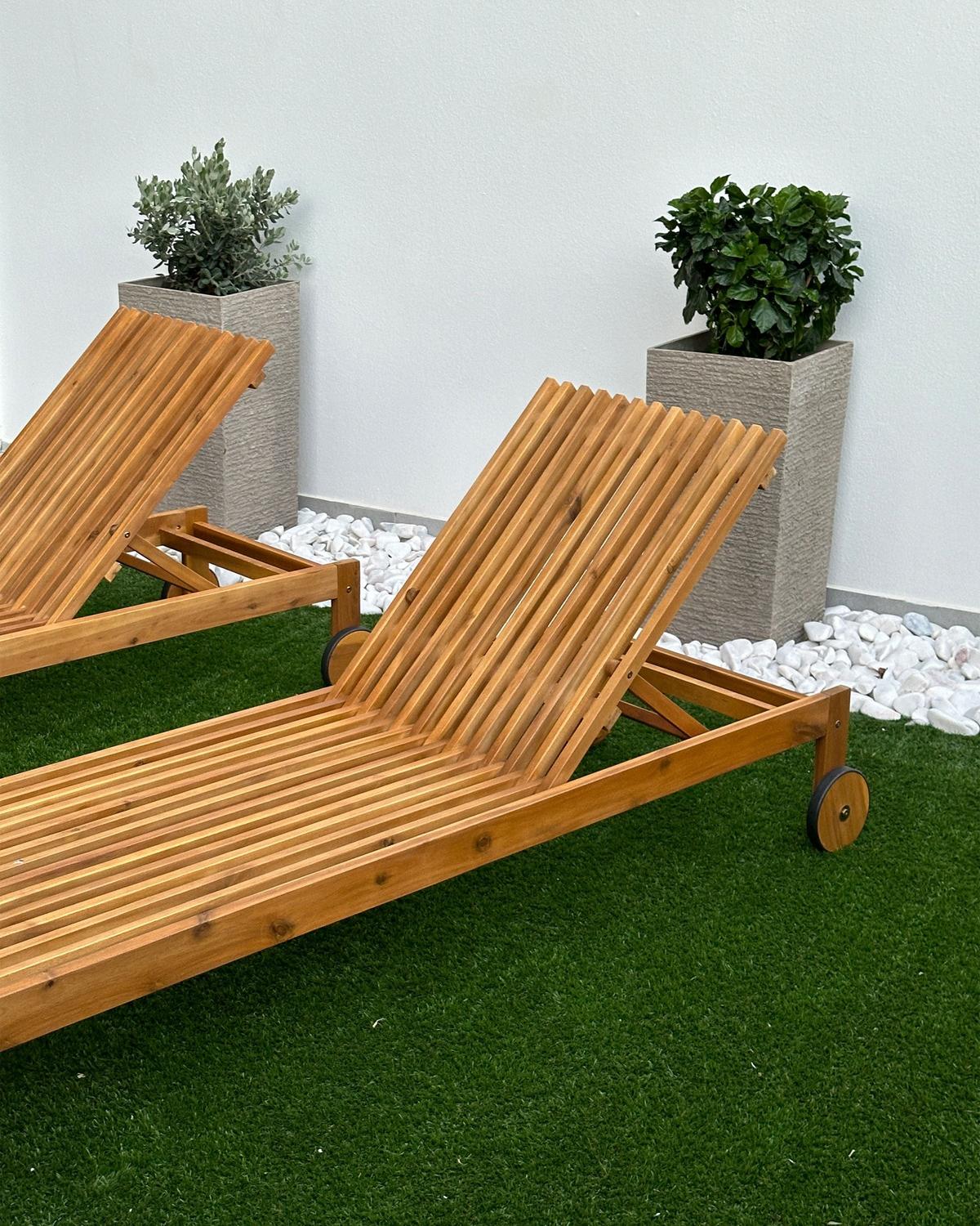 GARTENLIEGE Heller Holzfarbton Bellano - Hellbraun, Holz (65/91/196cm) - Beliani