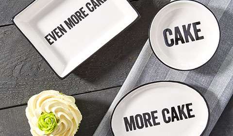 Tisch gedeckt mit weißen Kuchentellern von mömax.