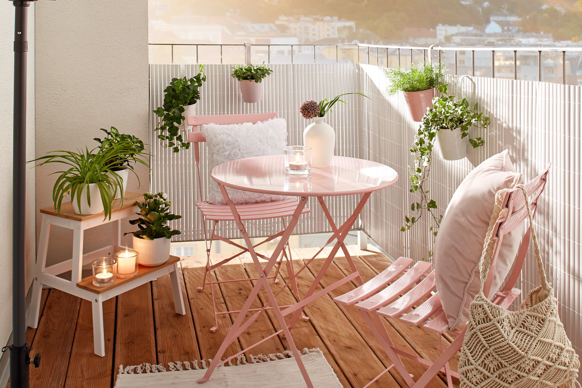 Platzsparenden Balkonsets für romantische Sommerabende von mömax