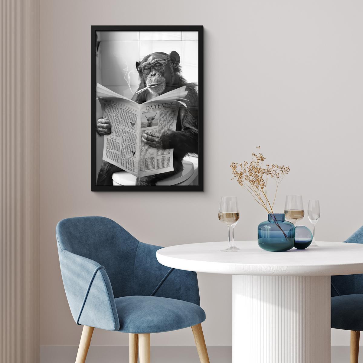 POSTER MIT RAHMEN Affe - WC - Zeitung - Schwarz-Weiß - Humor Bilder mit Rahmen 40x60 cm - Hellgrau, Papier (40/60cm) - MuchoWow