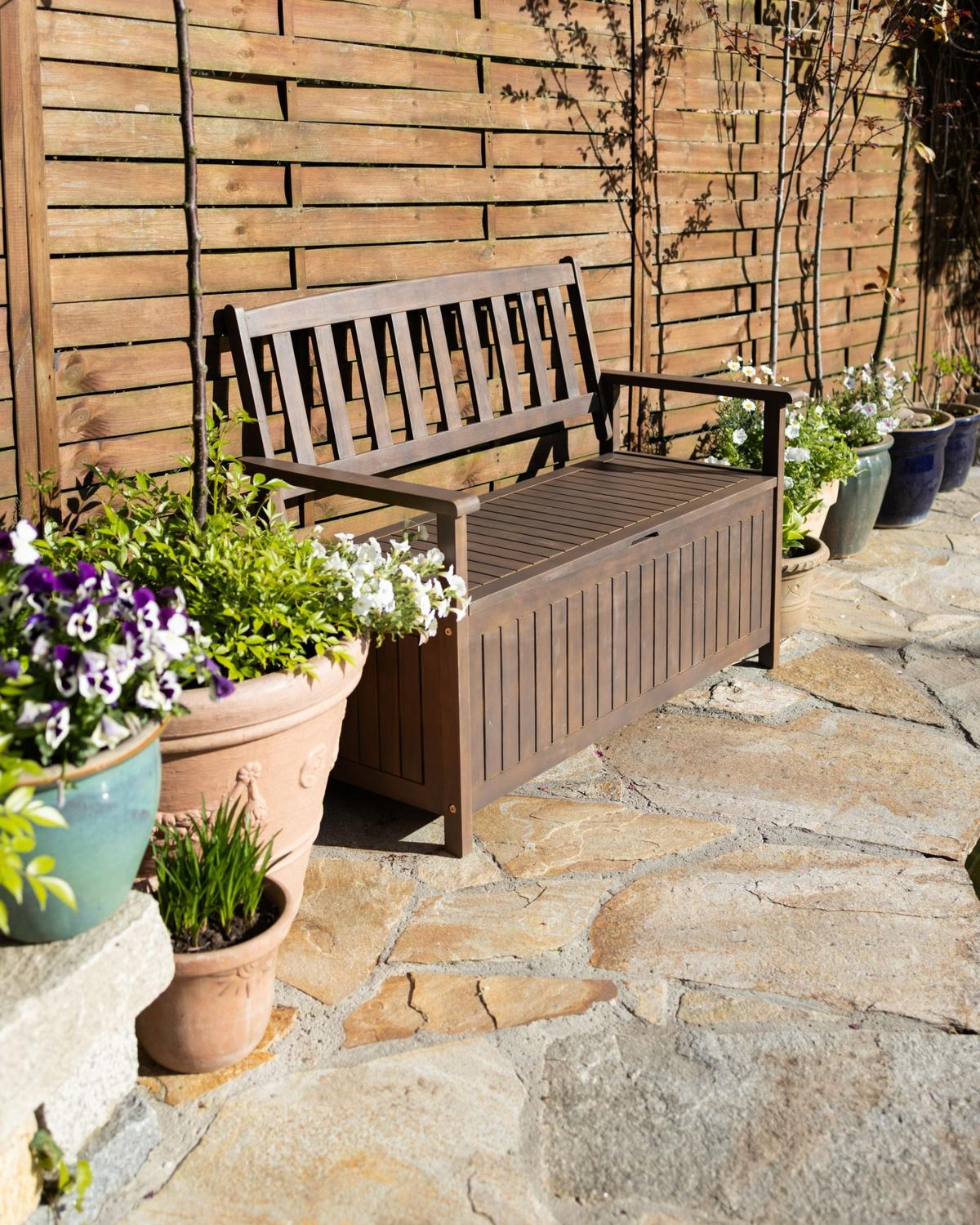 GARTENBANK Akazienholz dunkelbraun mit Stauraum 120 cm Sovana - Dunkelbraun, Holz (120/91/60cm) - Beliani
