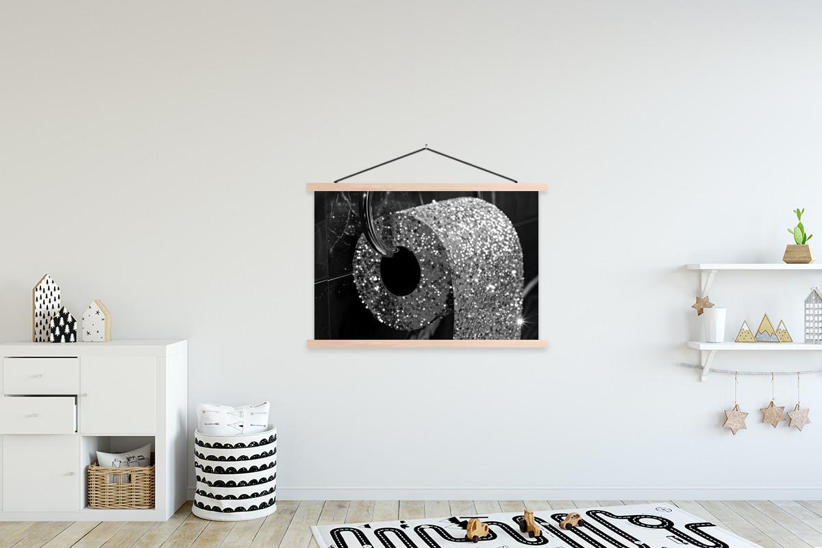 POSTER MIT MAGNETLEISTEN WC - Toilettenpapier - Schwarz und weiß - Glitter Magnetleiste 120x80 cm - Silberfarben, Textil (120/80/0.15cm) - MuchoWow