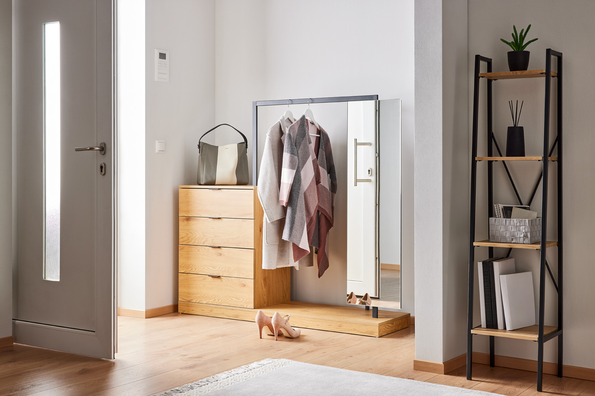 Garderobenschrank mit vier Schubladen