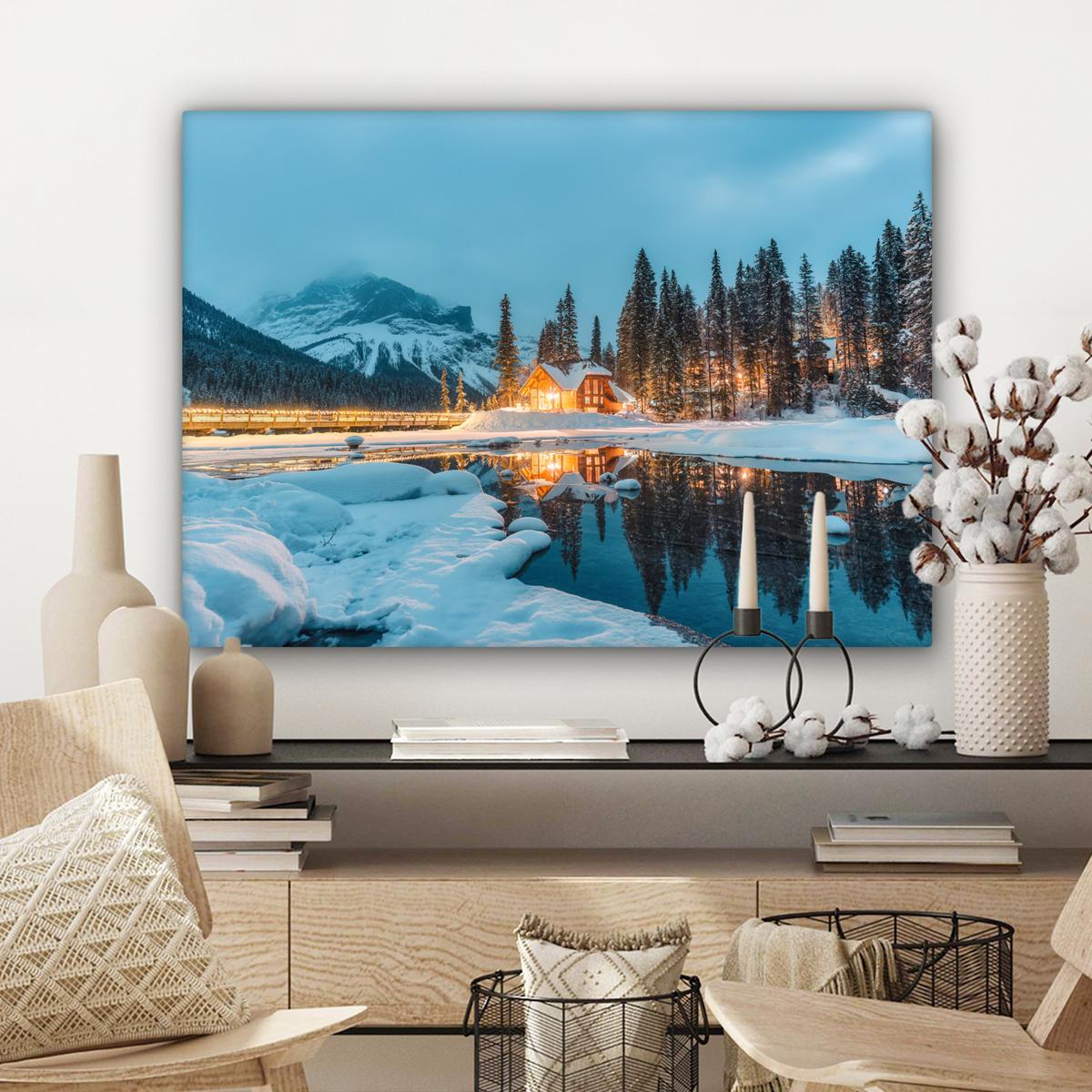 LEINWANDBILD Winterlandschaft - Natur - Haus - Berge - Schnee Wandbilder 80x60 cm - Hellblau, Textil (80/60cm) - MuchoWow