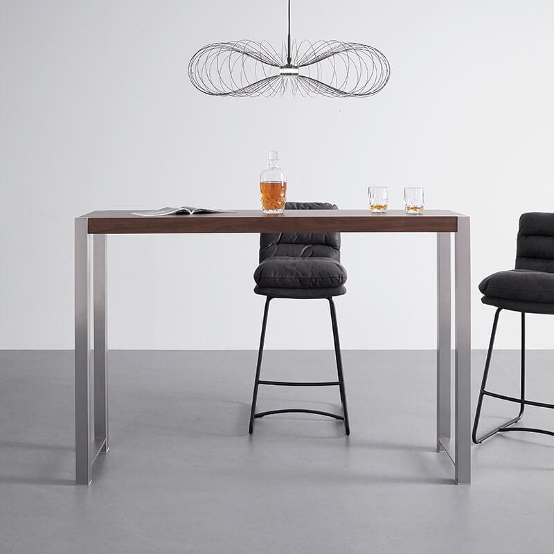 Barska miza in stola v minimalističnem stilu