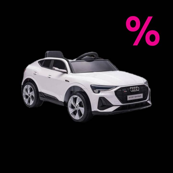 Weißes Elektro-Kinderauto vor schwarzem Hintergrund