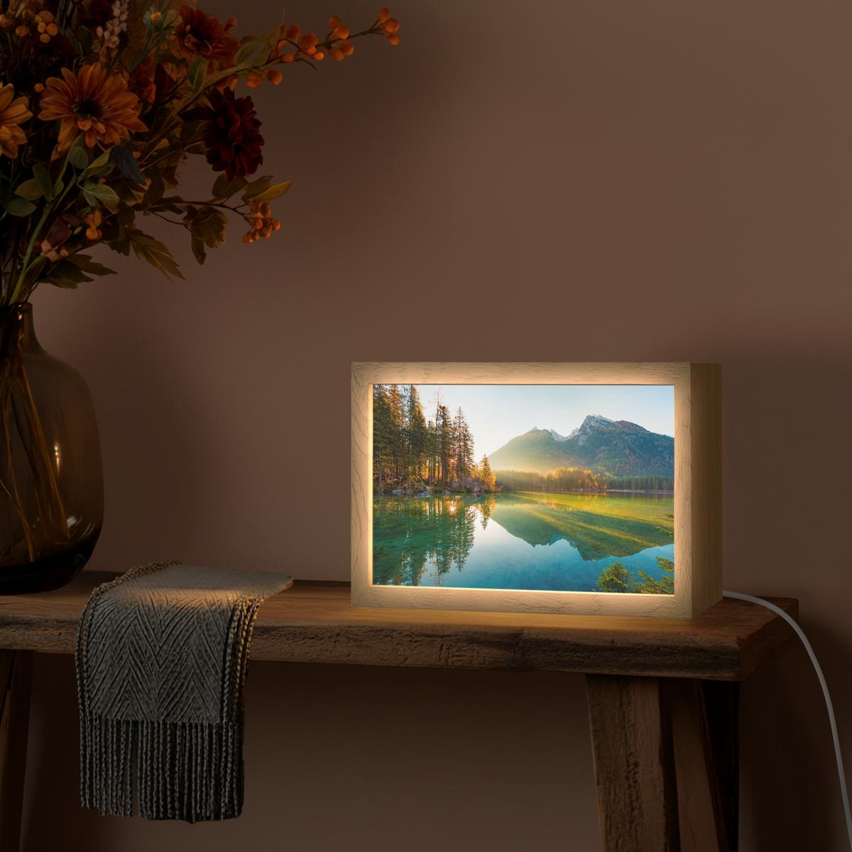 TISCHLEUCHTE See - Wald - Berge - Natur - Sonne - Landschaft 30x20 cm - Currygelb, Holzwerkstoff (8/30/20cm) - OnlyWow