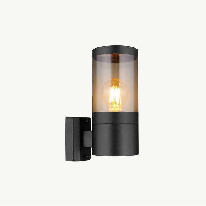 Schwarze Außenleuchte vor hellem Hintergrund