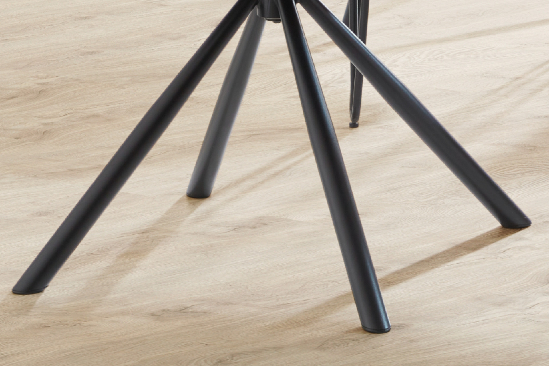 Armlehnstuhl Stuhlbeine schwarz Eisen pulverbeschichtet Drehkreuz 