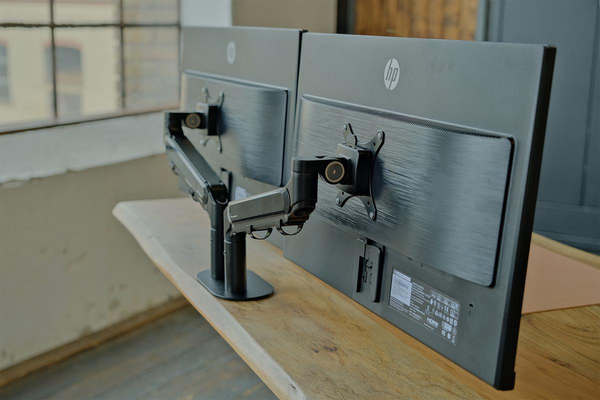 SCHREIBTISCH MIT MONITORHALTERUNG LORA elektrisch höhenverstellbar Holz Akazie - Zwetschgeholzfarben/Schwarz, Holz (90/180/72cm) - KAWOLA
