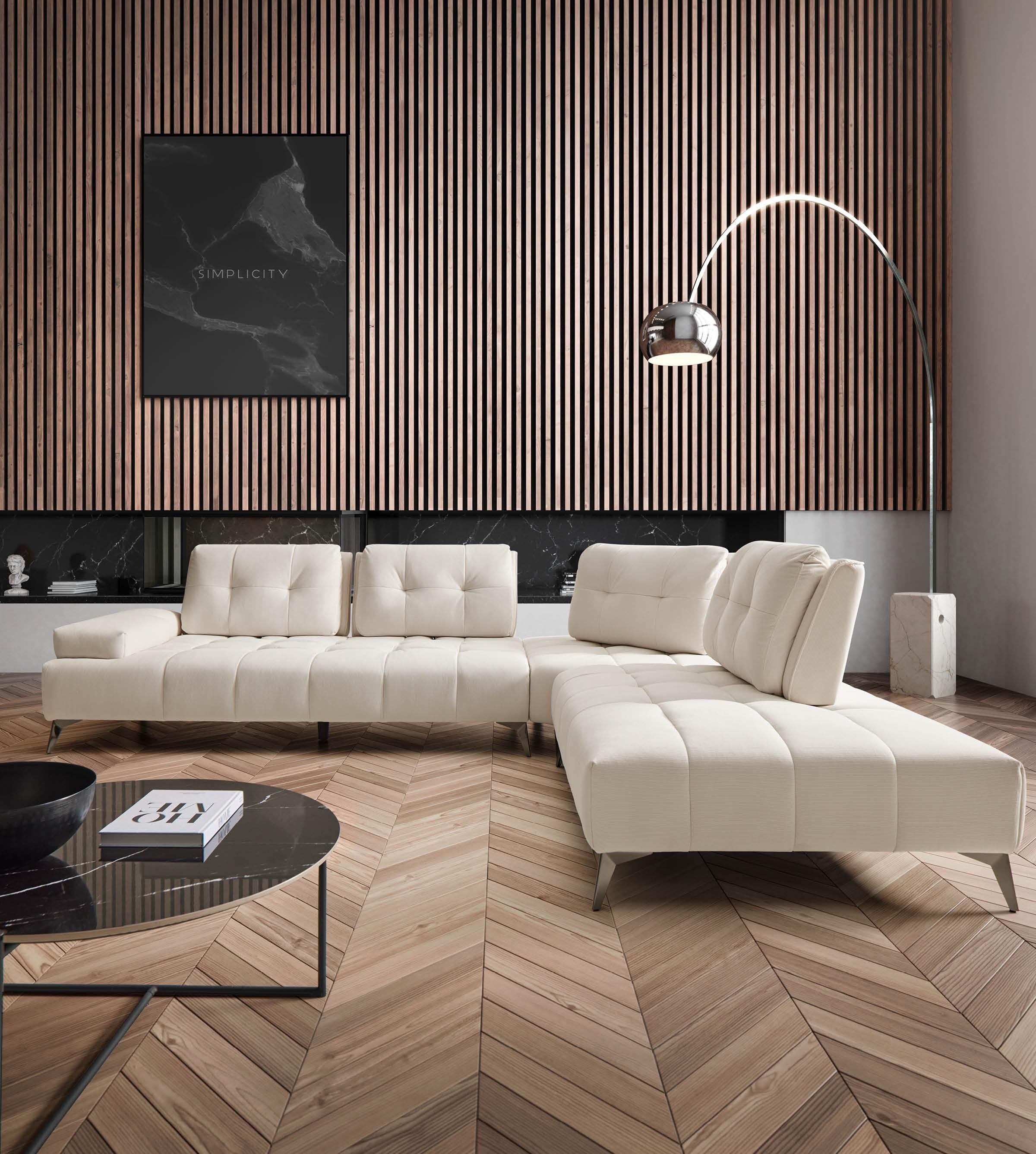 Beige Wohnlandschaft vor dunklem Hintergrund auf Parkettboden