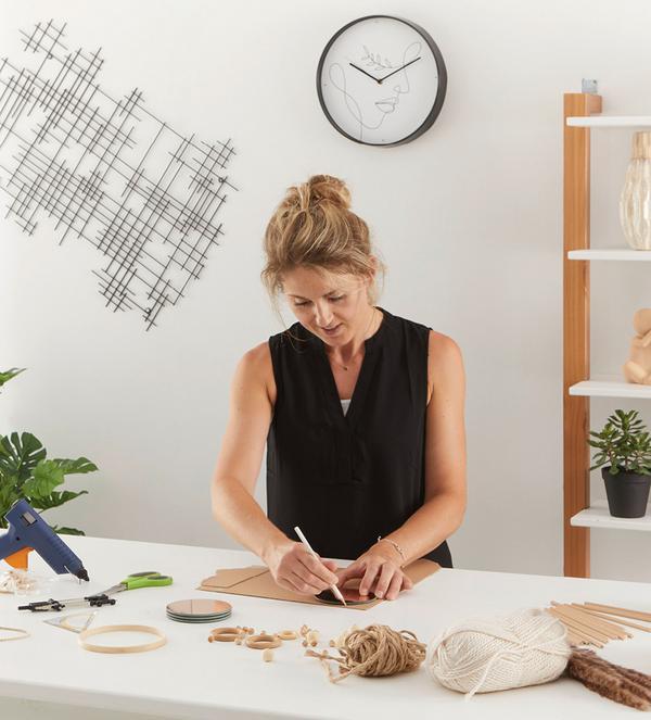 Na kartoniku odrysujemy kształt lusterka