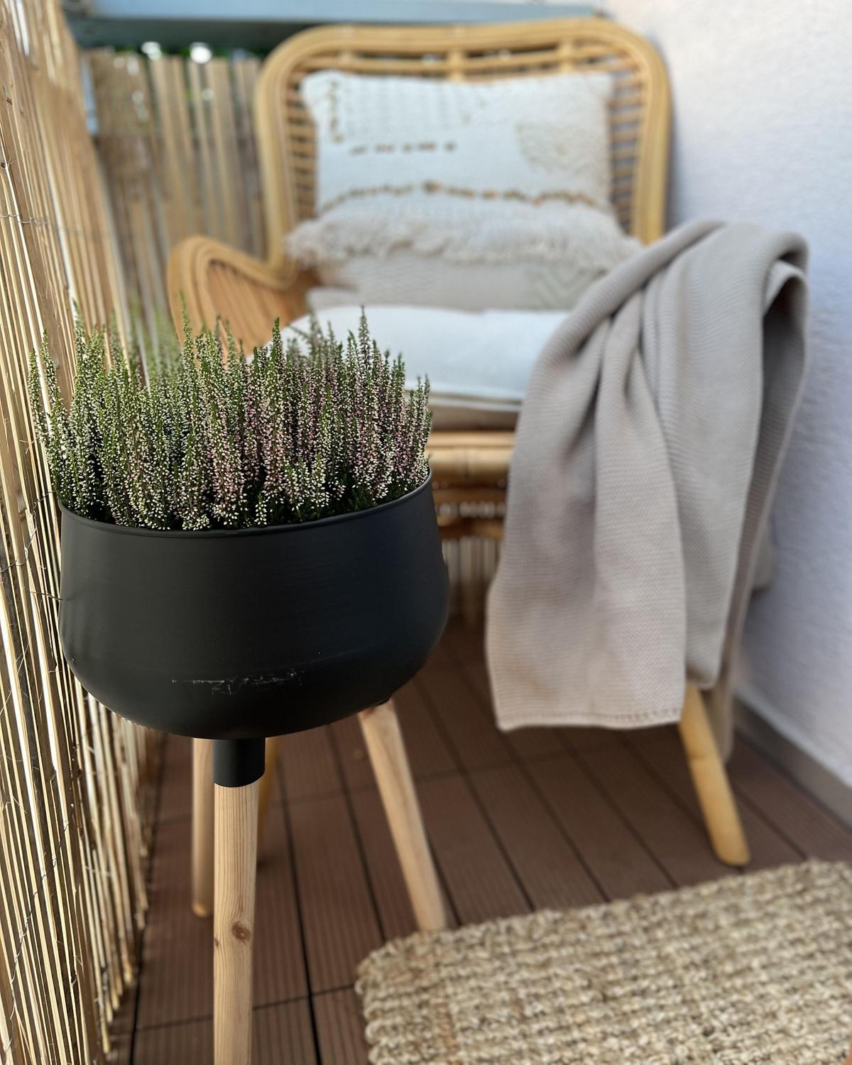 PFLANZENSTÄNDER Metall schwarz mit Holzbeinen 47 cm Agros - Hellbraun/Schwarz, Metall (47cm) - Beliani
