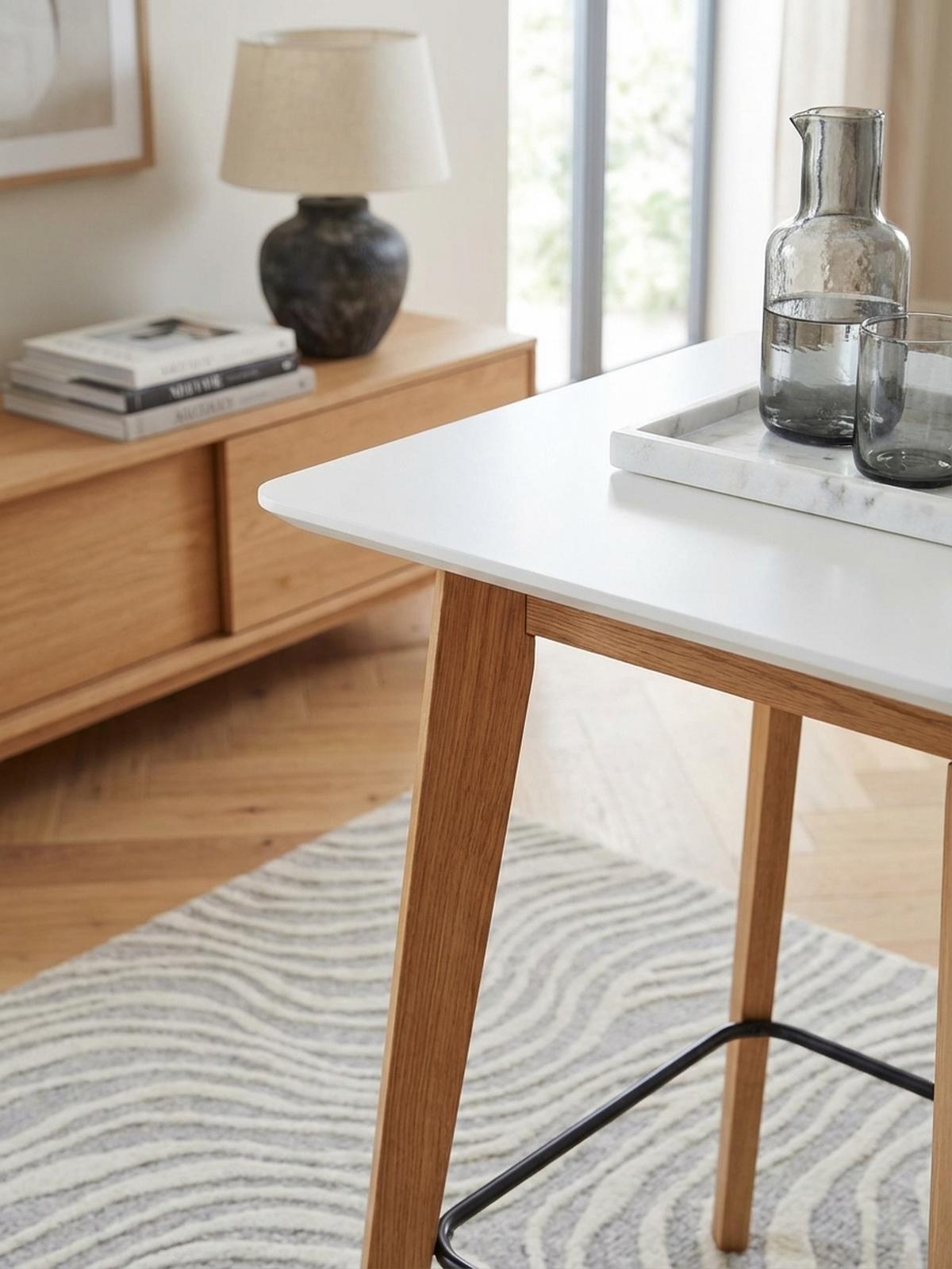 BARTISCH – Skandinavisch, Eichenbeine, quadratisch, 50 kg Belastbarkeit - Weiß/Braun, Eichenholz/Holz (60/60/110cm) - KADIMA DESIGN