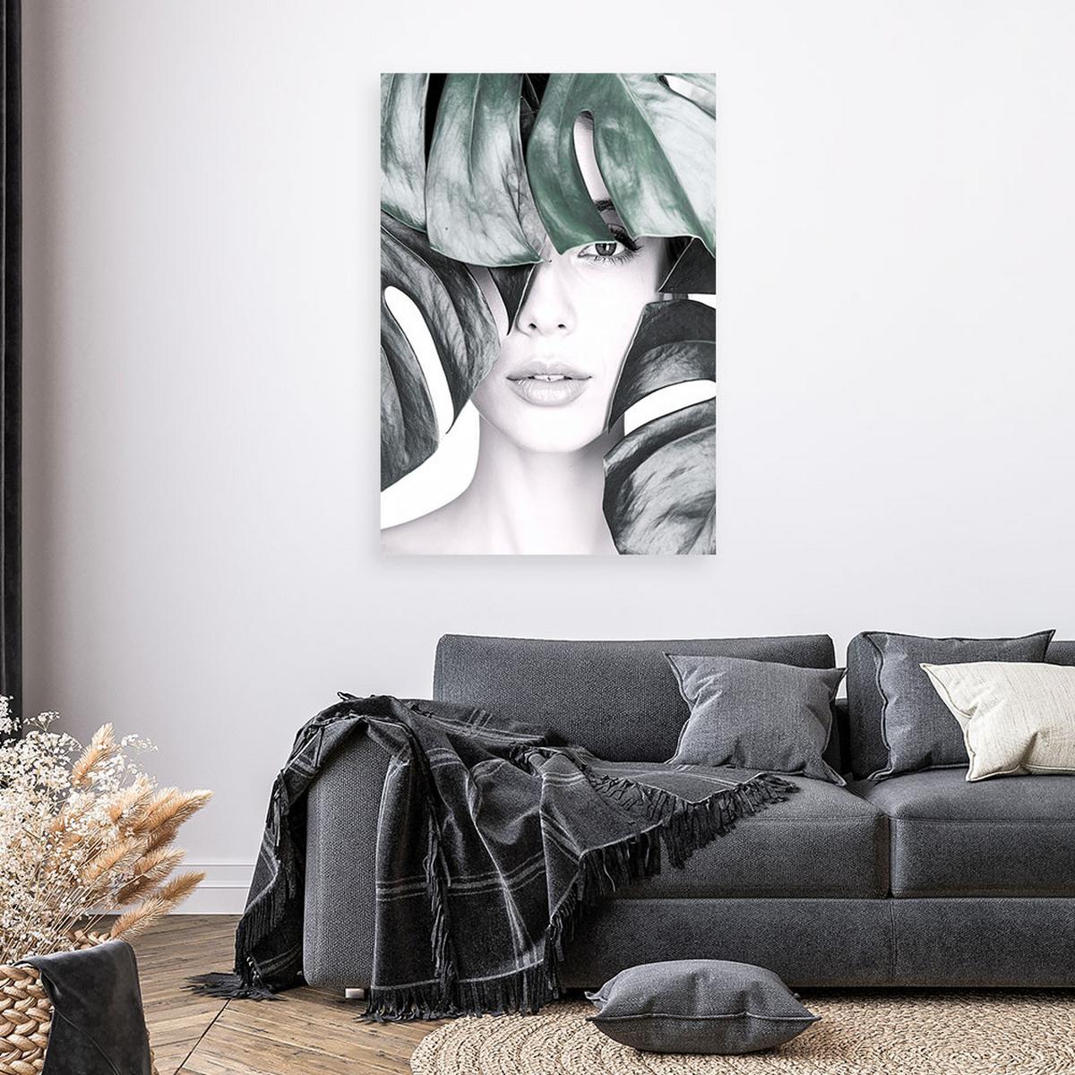 LEINWANDBILD Porträt einer Frau und Monstera-Blättern 70x100cm - Grau, Textil (70/100cm) - Feeby