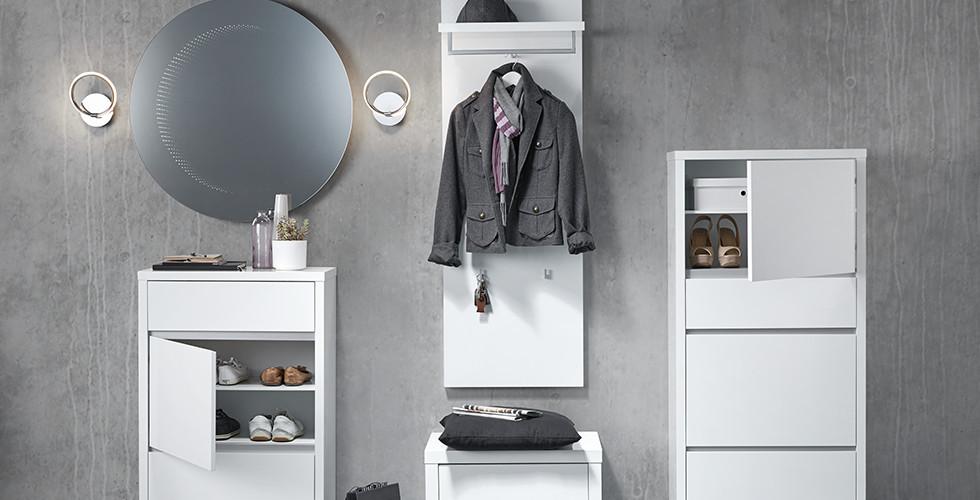 Runde Wandleuchten für die Garderobe von mömax.