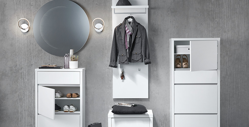 Runde Wandleuchten für die Garderobe von mömax.