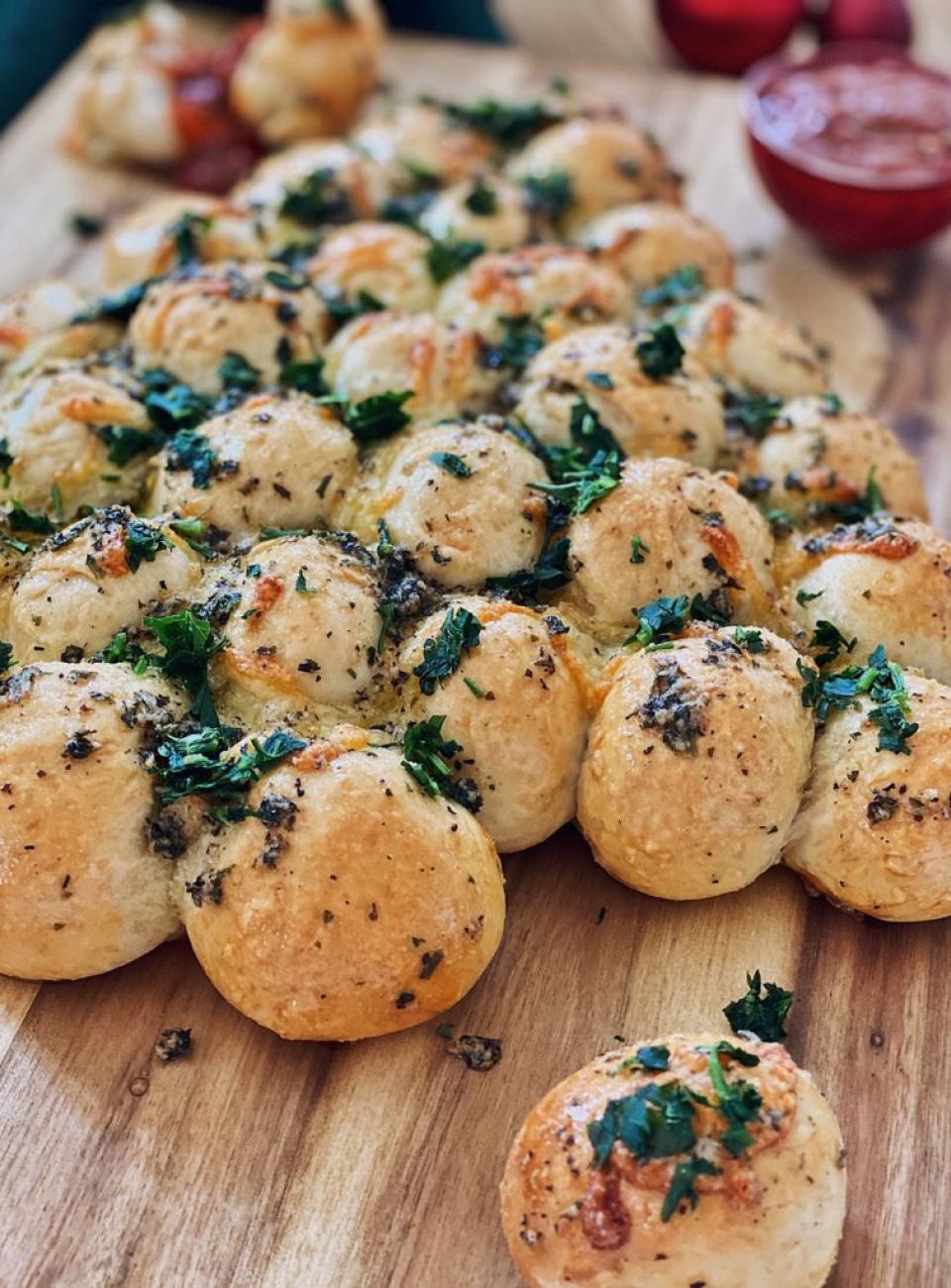 Serowa choinka posybana pietrusza i potarta masłem ziołowym