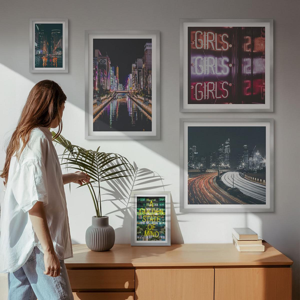 BILDER SET 5er Set - 50x50 cm & 20x30 cm & 40x60 cm Silberner Rahmen - Neonreklamen in der Stadt bei Nacht - Silberfarben, Kunststoff (40/60cm) - TULUP