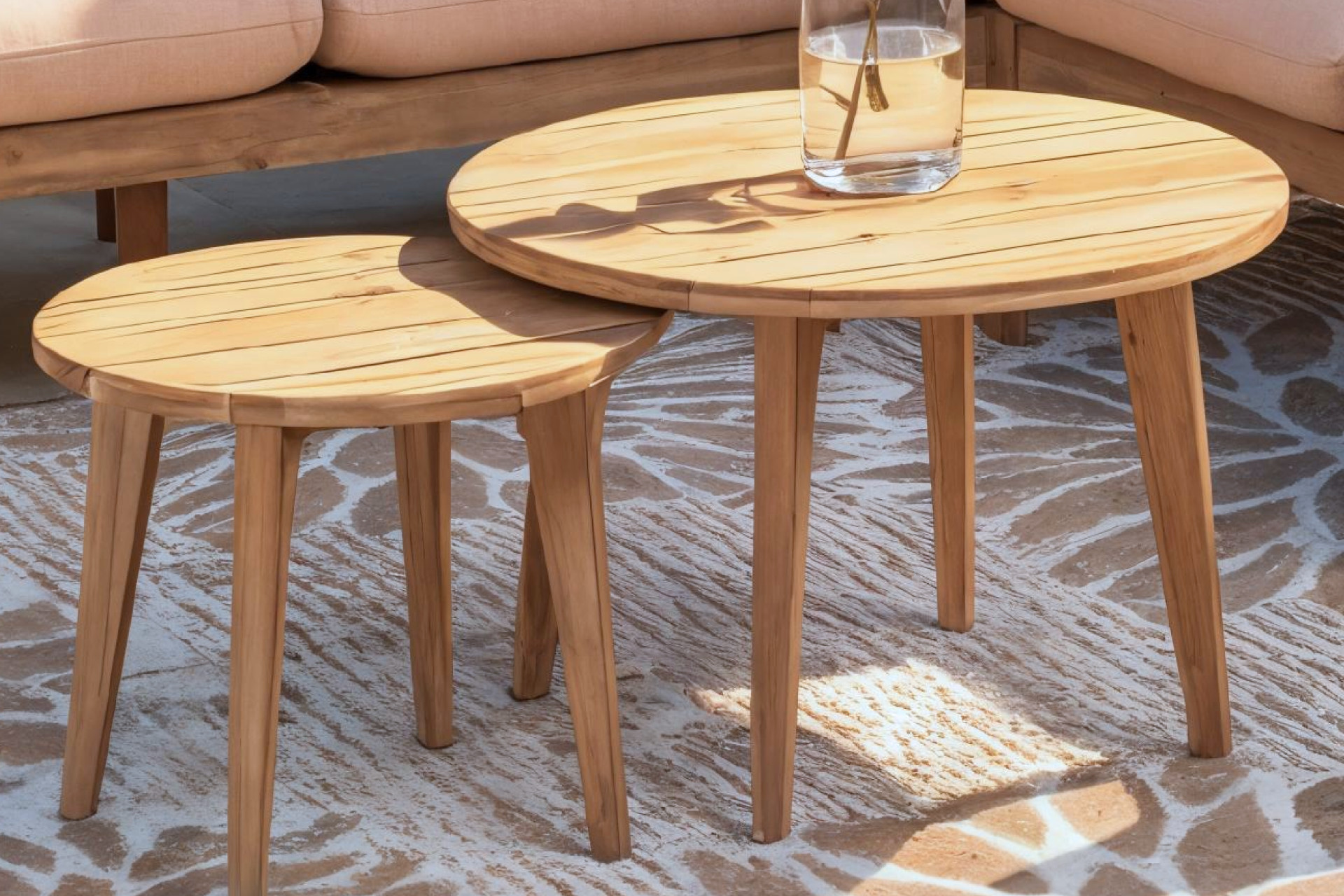 2 Tische rund Naturfarben Echtholz massiv Akazie geölt einer etwas größer