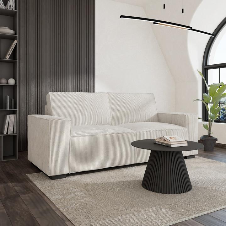 Weißes Sofa mit schwarzem runden Couchtisch