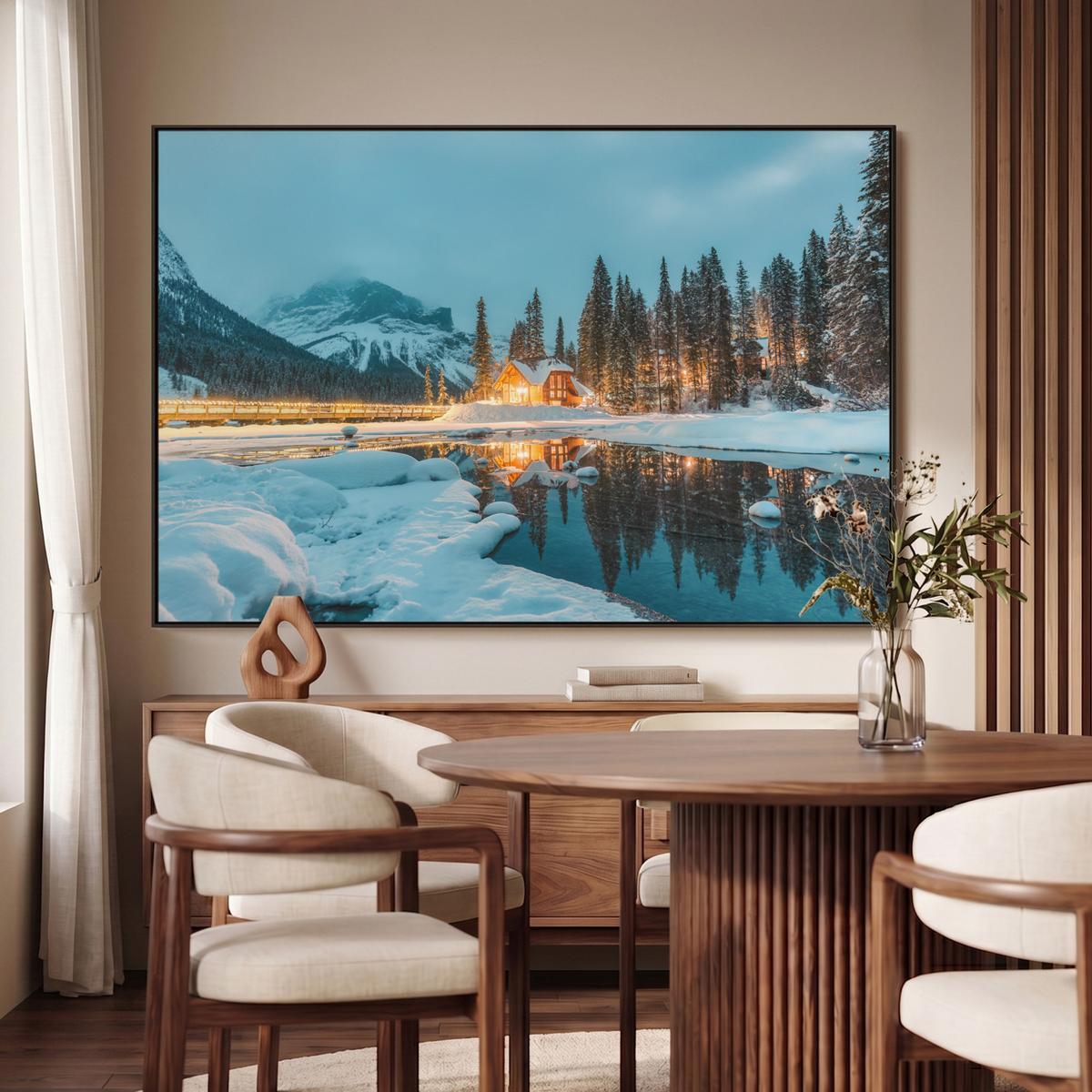 LEINWAND Bilder mit Rahmen - Winterlandschaft - Natur - Haus - Berge - Schnee - 140x90 - Hellblau, Textil (140/90cm) - MuchoWow