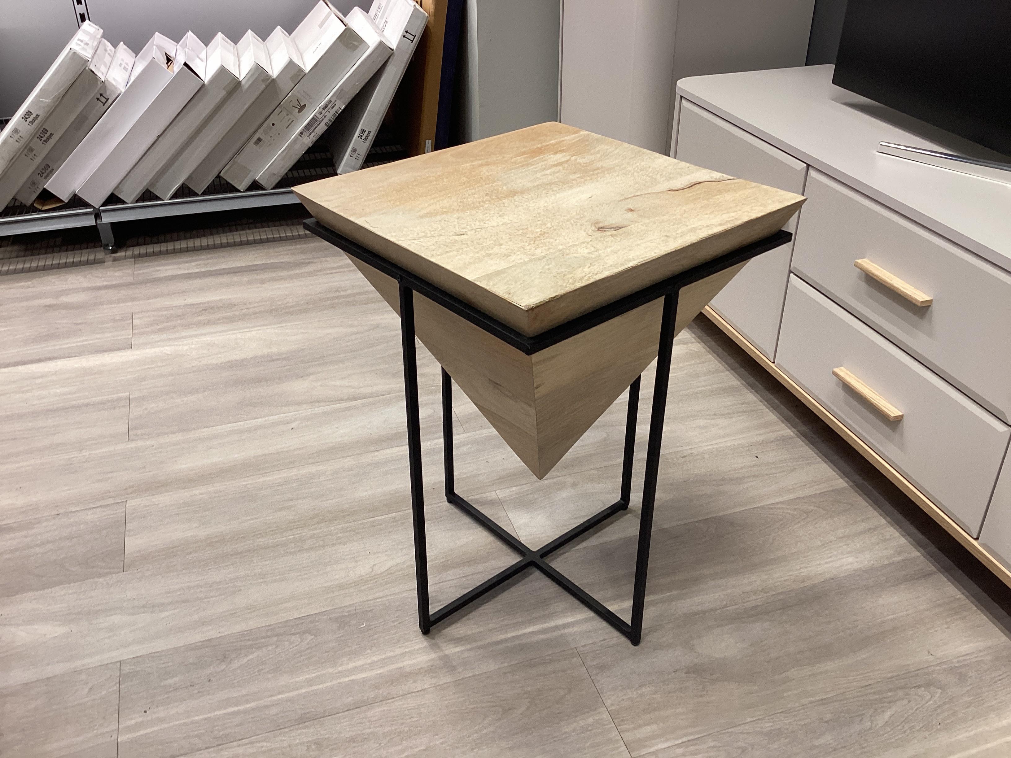 CSEPEL OUTLET KISASZTAL PYRAMIDE