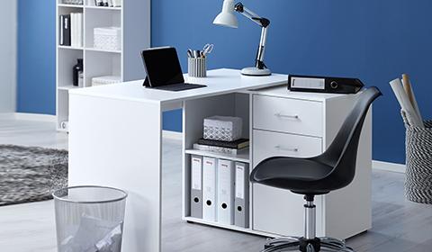 Optimales Arbeitszimmer mit weißem Schreibtisch inklusive Stauraum günstig bei mömax kaufen