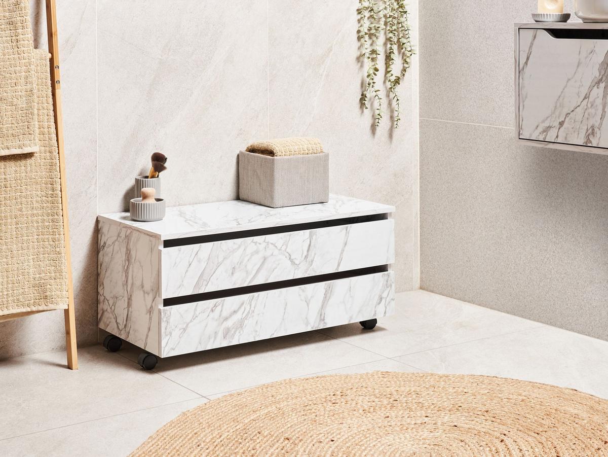 BADEZIMMERSCHRANK mit Rädern 80 cm Weißer Marmor Teresina - Weiß, Holzwerkstoff (80/38/39cm) - Beliani