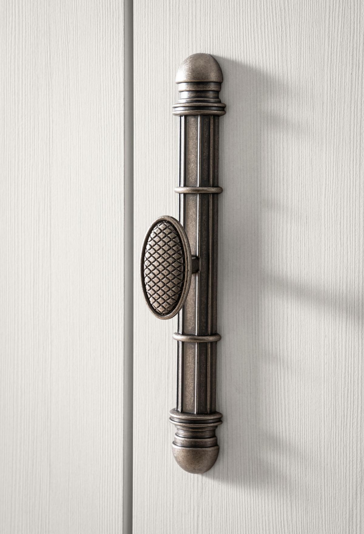 KLEIDERSCHRANK Pinie Landhaus, Drehtürenschrank 138 cm 3-türig mit Soft-Close - Silberfarben/Weiß, Holzwerkstoff/Metall (138/193/51cm) - Furn.Design