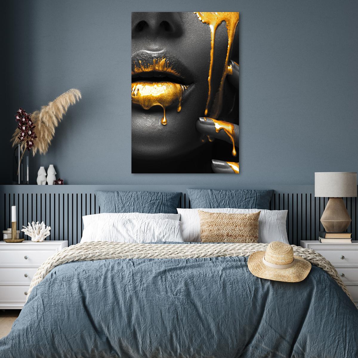 POSTER Frau - Schwarz - Gold - Gesicht - Lippen Wandbild Schlafzimmer 80x120 cm - Goldfarben, Papier (80/120/0.1cm) - MuchoWow