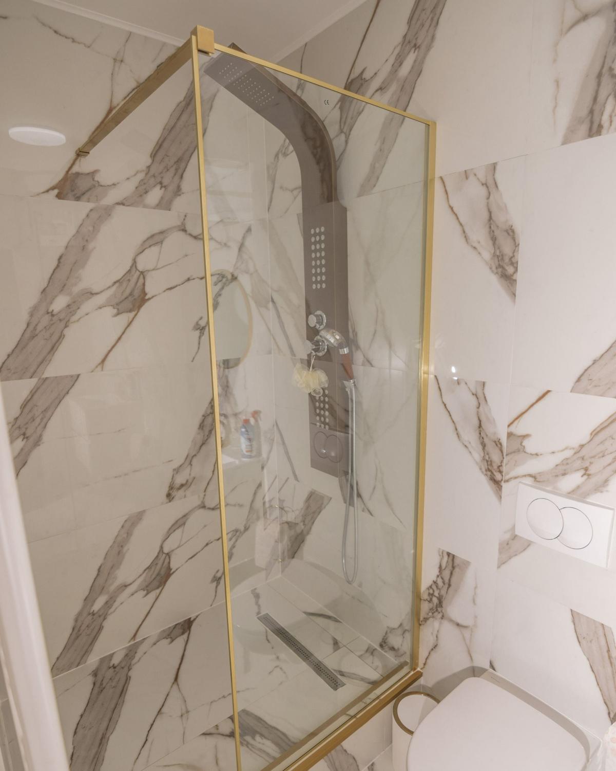 DUSCHWAND 80/190 cm Gold Waspam - Transparent/Goldfarben, Glas (80/190cm) - Beliani